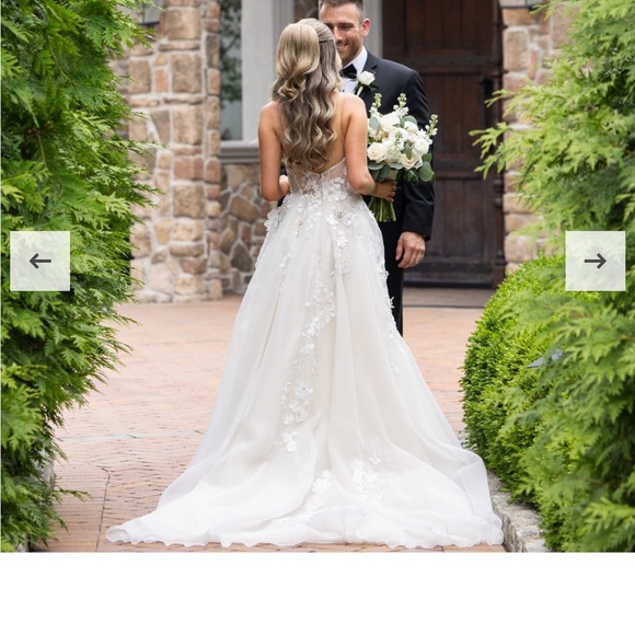 Liz Martinez SS 2023 Maria Wedding dress. A line Silk organza with 3D appliqué. - Picture 10 of 11